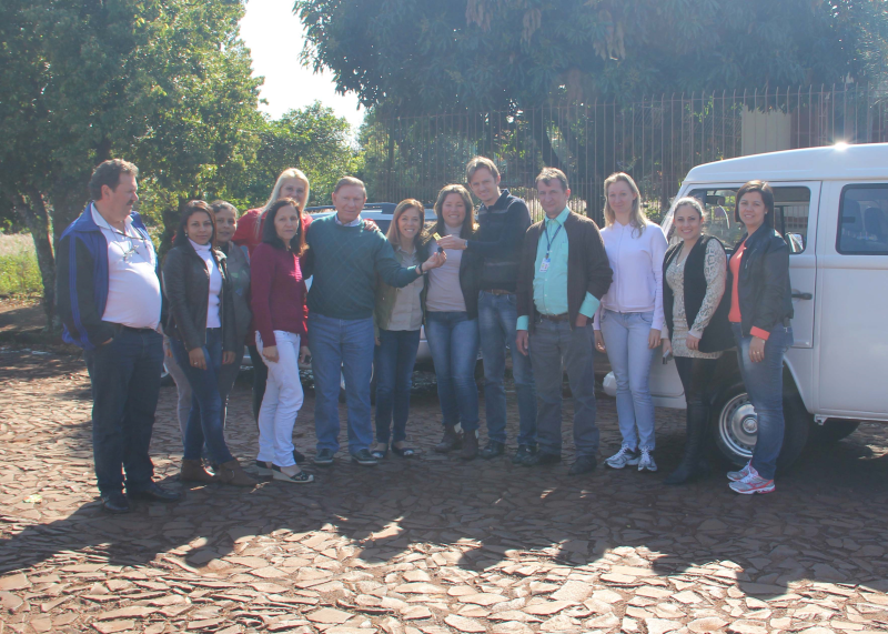 CAPS MUNDO MELHOR RECEBE KOMBI REFORMADA